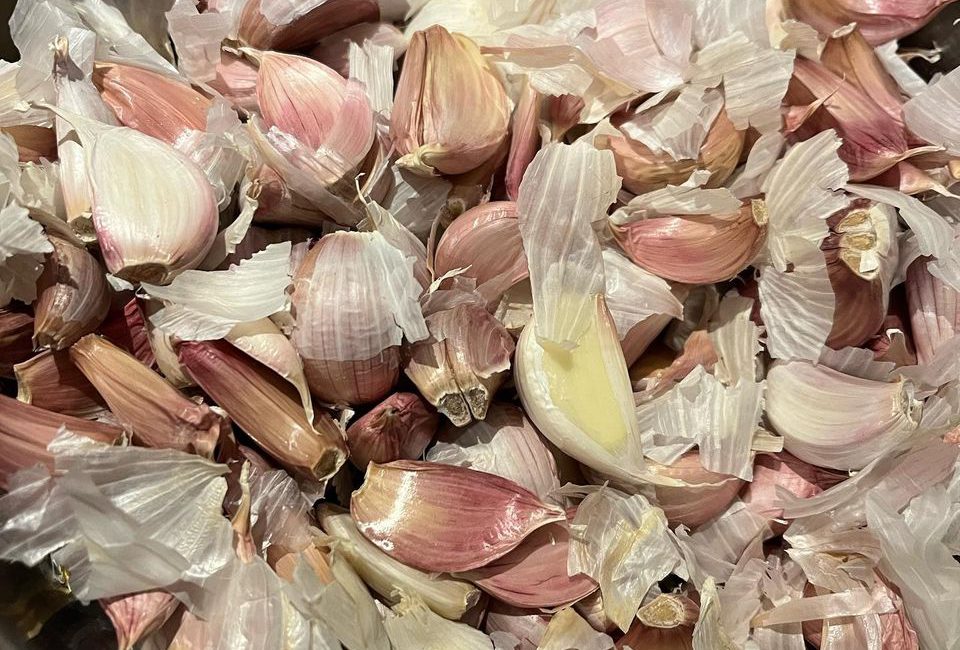 Unpeeled garlic cloves in a bowl