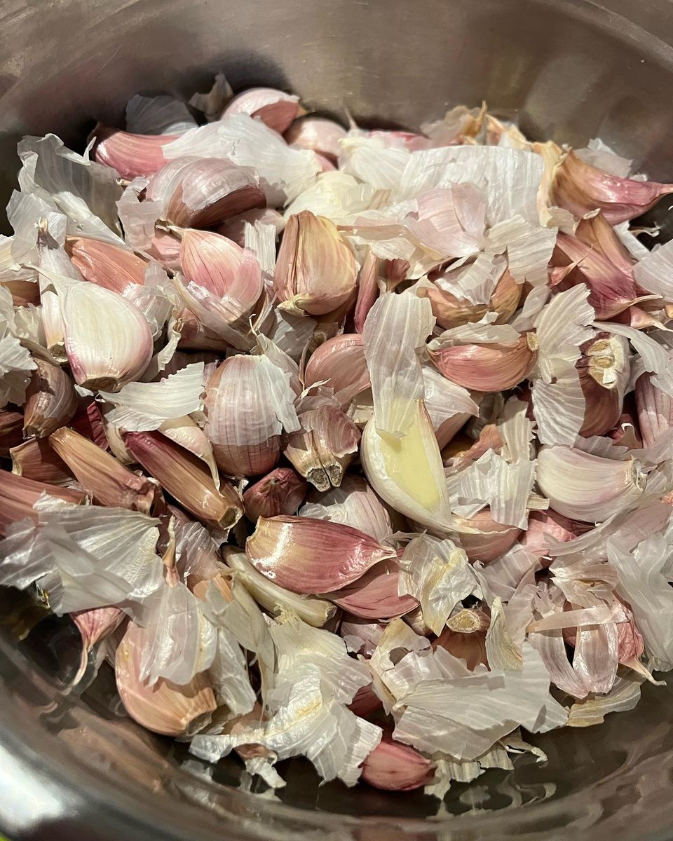 Unpeeled garlic cloves in a bowl